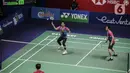 Ganda putra Indonesia, Mohammad Ahsan/Hendra Setiawan mengembalikan kok Liu Yu Chen/Ou Xuan Yi dari China saat tampil dalam Indonesia Open 2022 di Istora Senayan, Jakarta, Rabu (15/6/2022). Mohammad Ahsan/Hendra Setiawan kalah dengan dengan skor 17-21, 22-24. (Liputan6.com/Faizal Fanani)