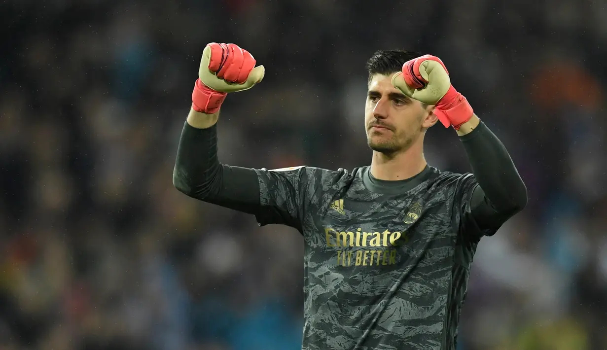 5. Thibaut Courtois (Real Madrid) - Kiper asal Belagia ini mendapat rating 6.77 di Liga Champions 2019/2020. Thibaut Courtois tercatat 2 kali melakukan clean sheet dari 7 penampilannya bersama Real Madrid di Liga Champions. (AFP/Oscar Del Pozo)