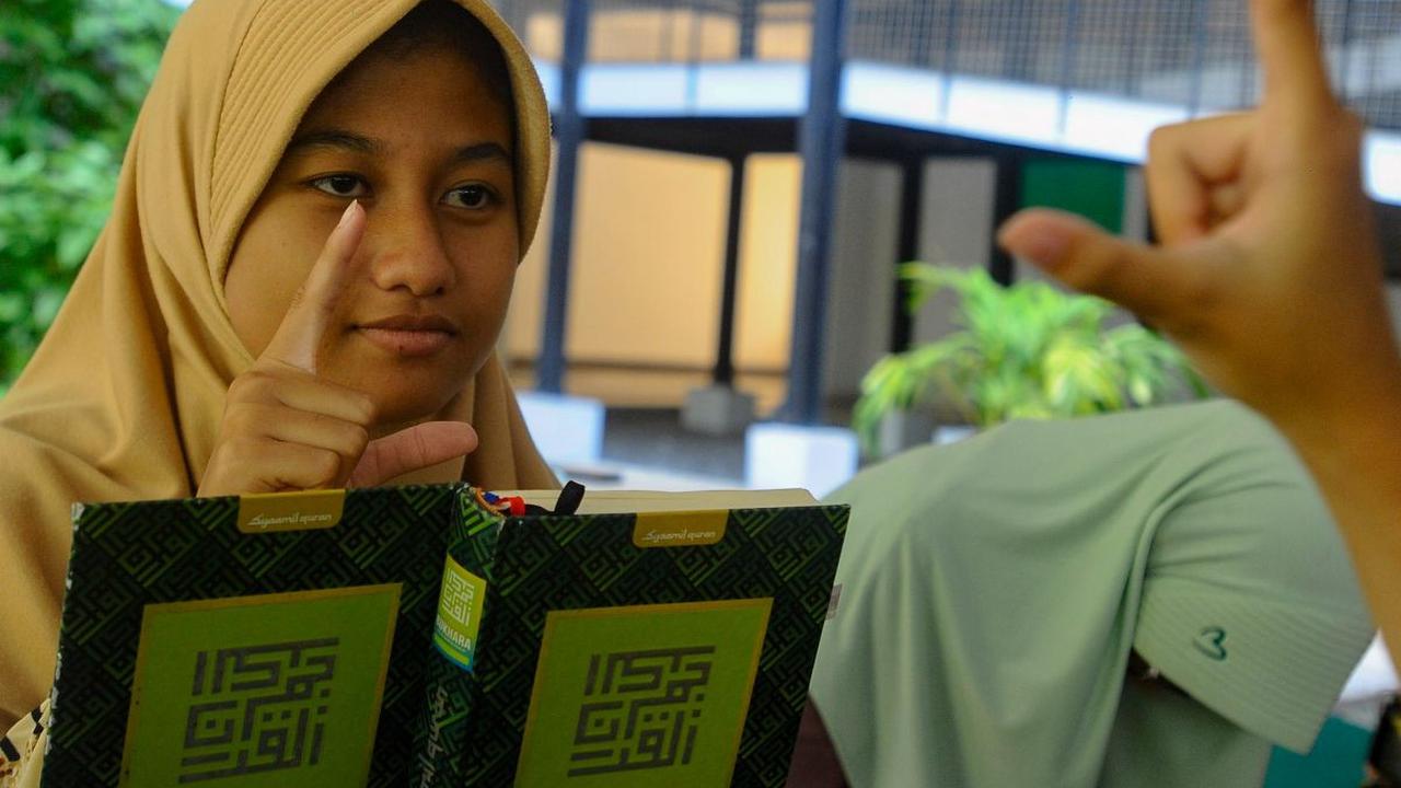 Sejumlah santri disabilitas tunarungu atau tuli belajar mengaji di Pondok Pesantren Tahfidz Difabel KH Ahmad Lutfi Fathullah, Jakarta, Kamis  (21/3/2024). Bulan suci Ramadan dimanfaatkan umat Islam,&nbsp;termasuk santri tunarungu di Ponpes Tahfidz Difabel