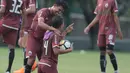 Canda pemain Persija Jakarta, Sandi Sute dan Ismed Sofyan saat sesi latihan jelang Piala AFC 2018 di Lapangan ABC, Senayan, Jakarta (27/2/2018). Persija melawan Tampines Rovers pada 28 Februari 2018. (Bola.com/Nick Hanoatubun)