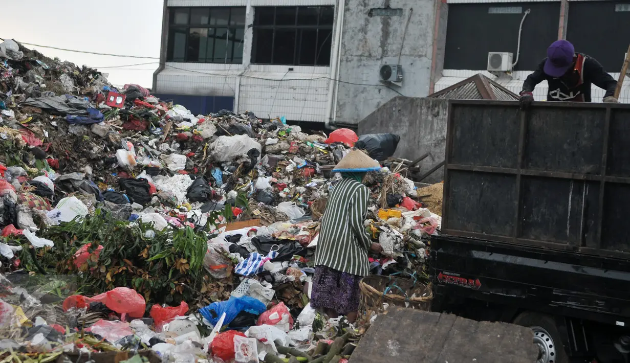 Pemulung mengambil sampah di tempat pembuangan sampah (TPS) di Blok C Pasar Minggu, Jakarta, Minggu (30/4). DPRD DKI meminta pemindahan TPS dekat Lokasi Binaan (Lokbin) Blok C Pasar Minggu dipercepat karena tidak layak. (Liputan6.com/Yoppy Renato)