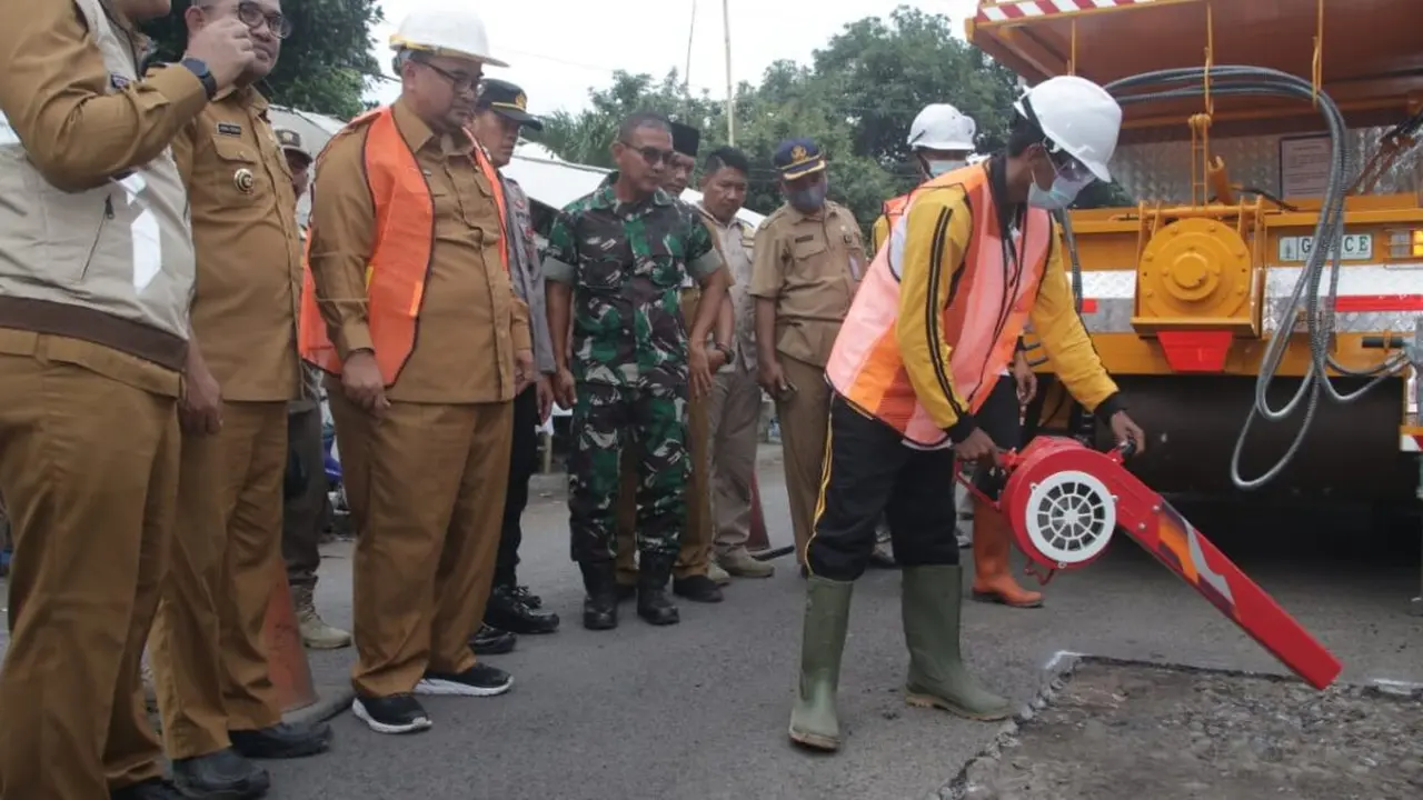 Truk Apolmain seharga Rp1,8 miliar mulai beroperasi perbaiki jalan rusak di Probolinggo (Istimewa)