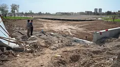 Gambar pada 12 September 2019 menunjukkan orang-orang berdiri dekat pemakaman etnis Uighur di Shayar, wilayah Xinjiang. China menghancurkan banyak area pemakaman keluarga Uighur yang telah menjadi tempat peristirahatan terakhir etnis minoritas itu dari generasi ke generasi. (HECTOR RETAMAL/AFP)