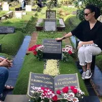 Sophia Latjuba berziarah ke makam ayahnya, Azizur Rahman Latjuba (Instagram/@sophia_latjuba88)