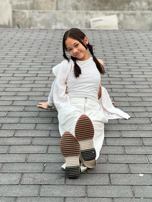 Nala Kania adalah anak ketiga dari Mona Ratuliu dan Indra Brasco. Kegemaran Nala akan menari sering diperlihatkan oleh sang ayah, sekarang lihat potret cantik Nala yang telah beranjak besar dengan gaya kasualnya yang serba putih. [Foto: Instagram/nala.kania]