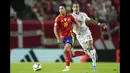 Pemain Spanyol, Martin Zubimendi (kiri) berebut bola dengan pemain Denmark, Yussuf Poulsen pada laga lanjutan UEFA Nations League di Nueva Condomina Stadium, Murcia, Spanyol, Minggu (13/10/2024) dini hari WIB. (AP Photo/Jose Breton)