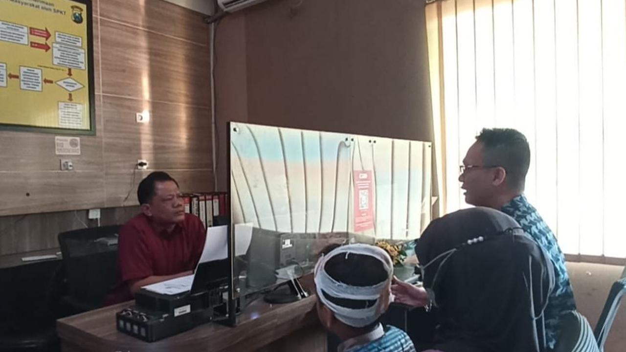 Laporan polisi terhadap pelaku pelemparan kayu siswa SD di Jombang ini pun dibenarkan oleh kuasa hukum korban, Febri Kurniawan Pikulun. Ia menyatakan, laporannya ke polisi memang telah diterima dengan baik oleh polisi.