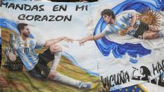 Lukisan bergambar Lionel Messi dan Diego Maradona dibawa oleh suporter saat menyaksikan laga antara Argentina melawan Meksiko. Lionel Messi kini bisa berbangga hati usai gol yang dicetak ke gawang Meksiko membuat dirinya sejajar dengan Diego Maradona. (AP Photo/Ariel Schalit)
