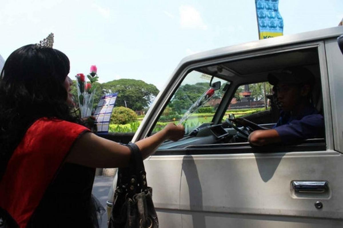 Aksi centil waria di Malang bagi-bagi kondom saat Hari AIDS Sedunia