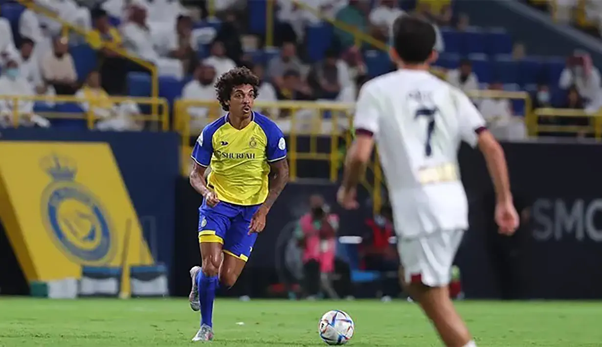Luiz Gustavo. Gelandang bertahan Brasil berusia 35 tahun ini baru saja bergabung dengan Al-Nassr FC pada awal musim 2022/2023 setelah meninggalkan Fenerbahce dengan status bebas transfer dan terikat kontrak hingga Juni 2023. Bersama Al-Nassr FC musim ini ia telah tampil dalam 10 laga dengan torehan 4 gol dan 2 assist. (twitter.com/Al-NassrFC)