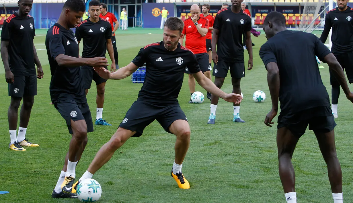 Gelandang MU, Michael Carrick berusaha merebut bola dari penyerang Marcus Rashford saat latihan di Philip II Arena di Skopje, Macedonia, (7 /8). MU akan bertanding melawan Real Madrid pada final Piala UEFA Super Cup 2017. (AP Photo / Boris Grdanoski)