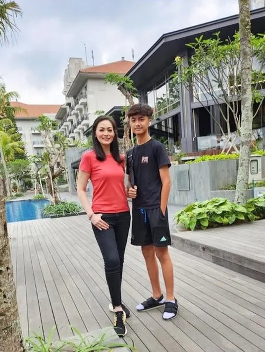 <p>Meski sudah punya 1 anak, namun bentuk badan Christy masih seperti ABG. Bahkan di setiap penampilannya, Christy Jusung terlihat bugar. [Foto: Instagram/christyjusung]</p>