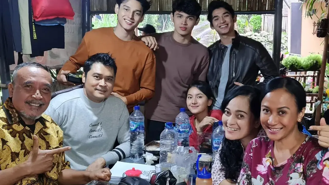 Ria Probo pemeran Inah pose bareng sejumlah pemain baru Dari Jendela SMP