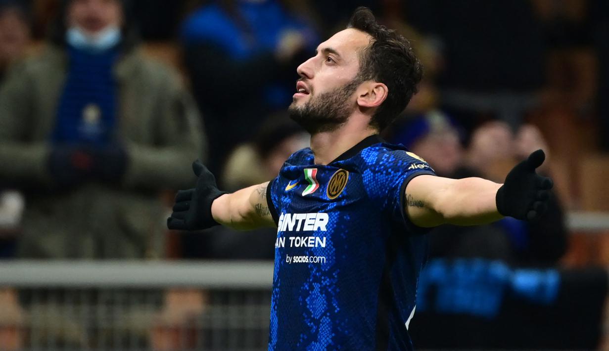 Hakan Calhanoglu. Gelandang Turki berusia 28 tahun ini didatangkan Inter Milan secara gratis pada awal musim 2021/2022 dari sang tetangga AC Milan setelah 4 musim membela Rossoneri. Ia terikat kontrak hingga Juni 2024 dan hingga kini telah tampil dalam 46 laga di semua ajang bersama Inter Milan dengan torehan 8 gol dan 13 assist. (AFP/Miguel Medina)