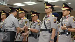 Kapolri Jenderal Tito Karnavian memberikan tongkat komando kepada Kapolda Bengkulu Brigjen Yovianes Mahar dalam upacara pelantikan dan sertijab lima kapolda dan Kabaintelkam Polri di Rupatama Mabes Polri, Jakarta, Rabu (12/10). (Liputan6.com/Helmi Afandi)