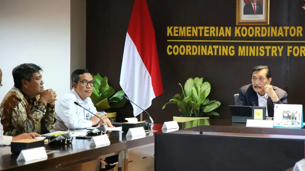 Menteri Koordinator Bidang Kemaritiman dan Investasi, Luhut Binsar Pandjaitan memimpin Rapat Koordinasi Pembayaran Rafaksi Minyak Goreng, Senin (25/3/2024). (Dok Kemenko Marves)