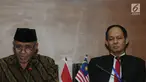 Ketua KPK Agus Rahardjo dan Chief Commissioner MACC, Datuk Sri Mohd Shukri bin Abdul memberi keterangan usai menandatangani perpanjangan MoU di gedung KPK, Jakarta, Senin (5/11). (Merdeka.com/Dwi Narwoko)