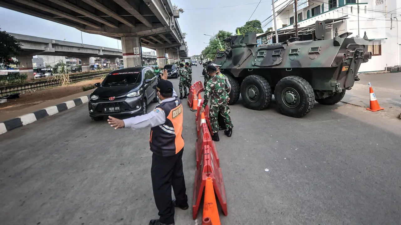 FOTO: Penyekatan PPKM Darurat, Kendaraan Taktis TNI-Polri Tutup Jalan Kalimalang