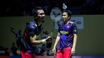 Ekspresi kecewa pebulu tangkis ganda putra Indonesia, Mohammad Ahsan/Hendra Setiawan setelah kalah dari pasangan China, Liang Wei Keng/Wang Chang pada babak 16 besar Indonesia Open 2024 di Istora Senayan, Jakarta, Kamis (06/06/2024). (Bola.com/Bagaskara Lazuardi)