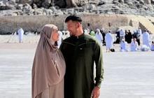 Cantik Berhijab, 6 Potret Atiqah Hasiholan saat Umrah Bareng Rio Dewanto dan Anak Gadisnya
