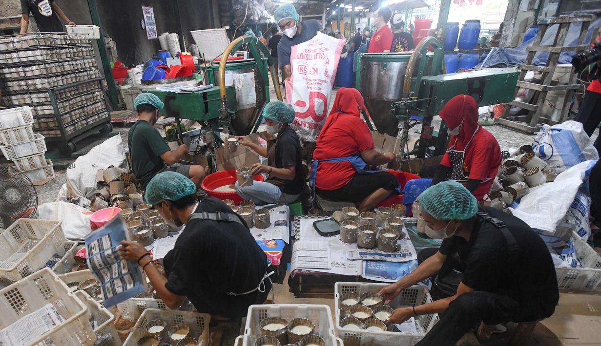 Jelang perayaan tahun baru Imlek 2576 Kongzili atau 2025 Masehi, pengusaha pembuatan kue keranjang kebanjiran pesanan. (merdeka.com/Arie Basuki)