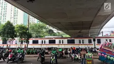 Suasana kolong flyover Kalibata, Jakarta, Rabu (17/1). Kurangnya penegakan hukum menyebabkan banyak pengemudi ojek online mangkal di kolong flyover tersebut sehingga kerap mengganggu lalu lintas. (Liputan6.com/Immanuel Antonius)