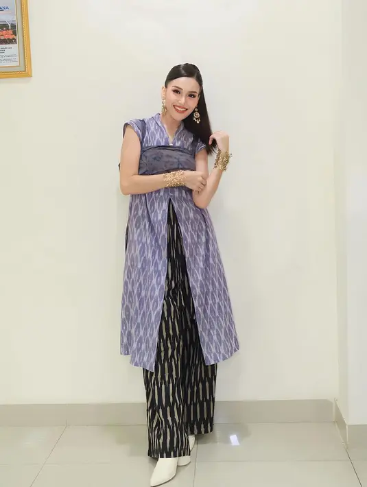 Seperti pada potret ini, ia tampil memesona mengenakan sleeveless top tenun warna lilac, yang dipadukan bra top, dan celana kulot dari Didiet Maulana. [@ayutingting92]