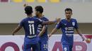 Para pemain PSIS Semarang merayakan gol pertama ke gawang Persikabo 1973 yang dicetak striker Farrel Arya (tengah) dalam laga matchday ke-2 Grup A Piala Menpora 2021 di Stadion Manahan, Solo, Kamis (25/3/2021). (Bola.com/Arief Bagus)