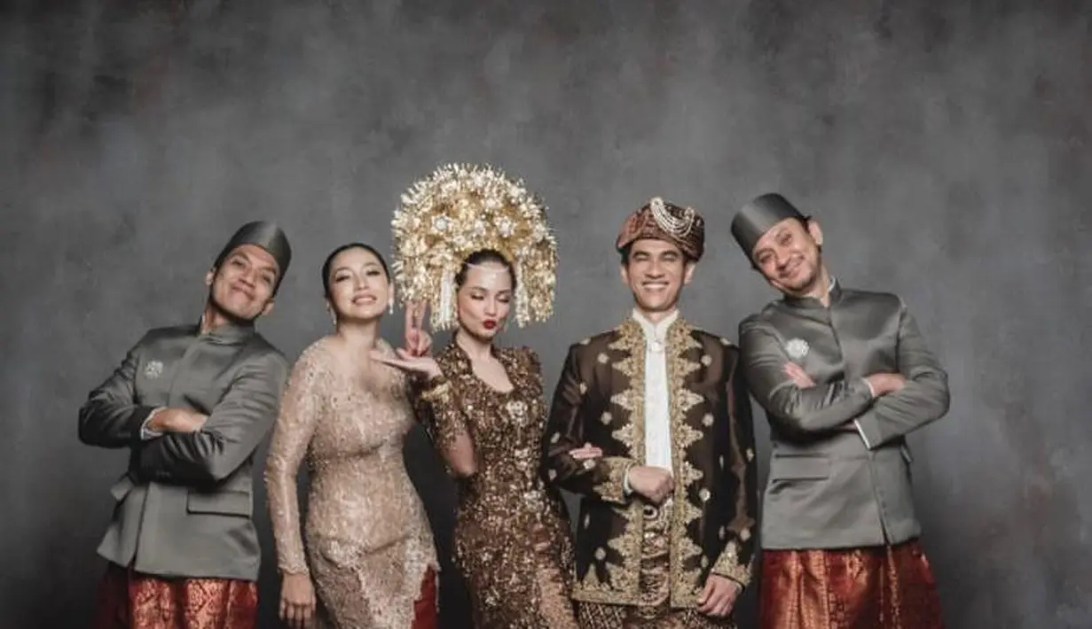 Jadi host dari sebuah program televisi bersama, kekompakan Desta, Hesti, Vincent, dan Enzy juga terjadi di luar syuting.