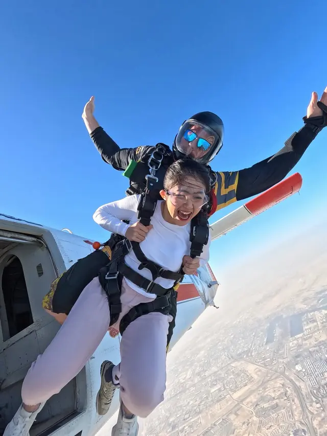 Potret Seru Febby Rastanty Jajal Skydiving di Dubai, Tetap Glowing di Ketinggian