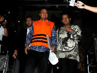 Komisi III DPR RI, I Putu Sudiartana usai menjalani pemeriksaan perdana di Gedung KPK, Jakarta, Jumat (15/7). Satu persatu tersangka suap 12 ruas proyek jalan di Sumatera Barat hari ini jalani pemeriksaan perdana. (Liputan6.com/Helmi Afandi)
