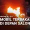 Mobil Sedan Tiba-Tiba Terbakar di Depan Salon, Warga Panik