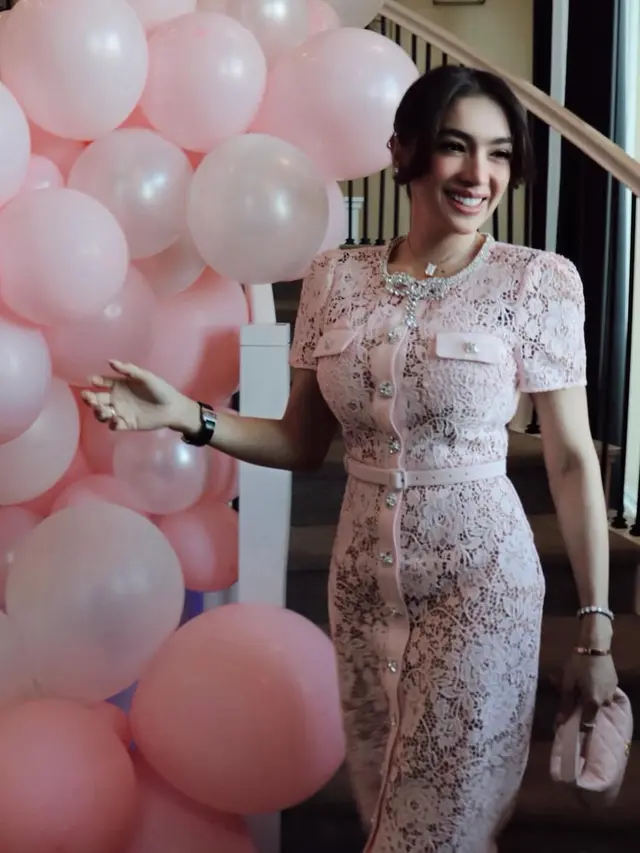 Angel Karamoy Rayakan Ulang Tahun ke-39 di Los Angeles pakai baju pink. [@realangelkaramoy]