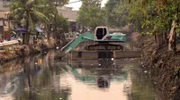 Beberapa alat berat dikerahkan untuk memasang sheetpile di Kaliduri Jakarta, Selasa (10/11/2015). Untuk mencegah banjir, Pemerintah Provinsi DKI Jakarta melakukan pengembangan sistem drainase Kaliduri Jakarta Barat. (Liputan6.com/Helmi Fithriansyah)