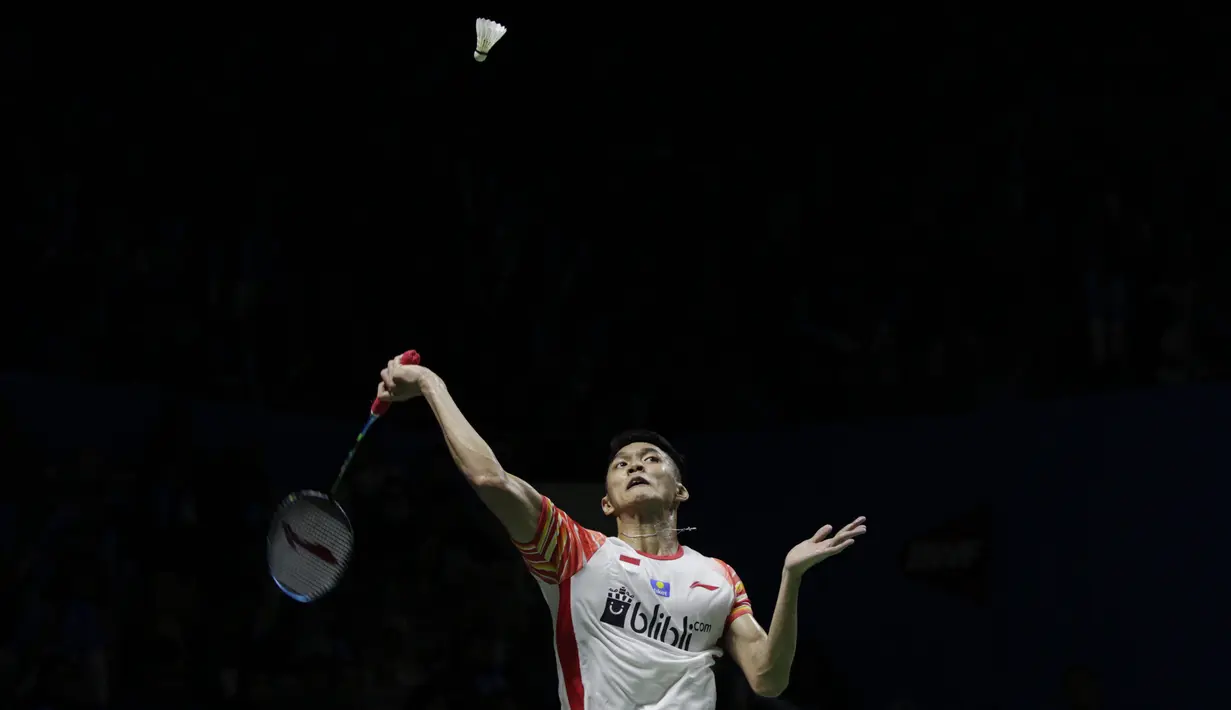 Tunggal putra Indonesia, Jonatan Christie, mengembalikan kok saat melawan Rasmus Gemke pada Blibli Indonesia Open 2019 di Istora Senayan, Jakarta, Selasa (16/7). Jojo menang 21-17 24-22. (Bola.com/Vitalis Yogi Trisna)