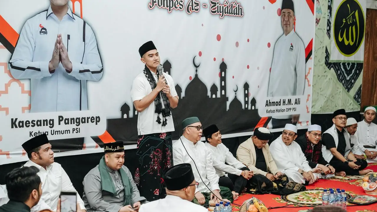 Ketua Umum DPP Partai Solidaritas Indonesia (PSI) Kaesang Pangarep mengunjungi Pondok Pesantren Azziyadah di Duren Sawit, Jakarta Timur. (Istimewa)