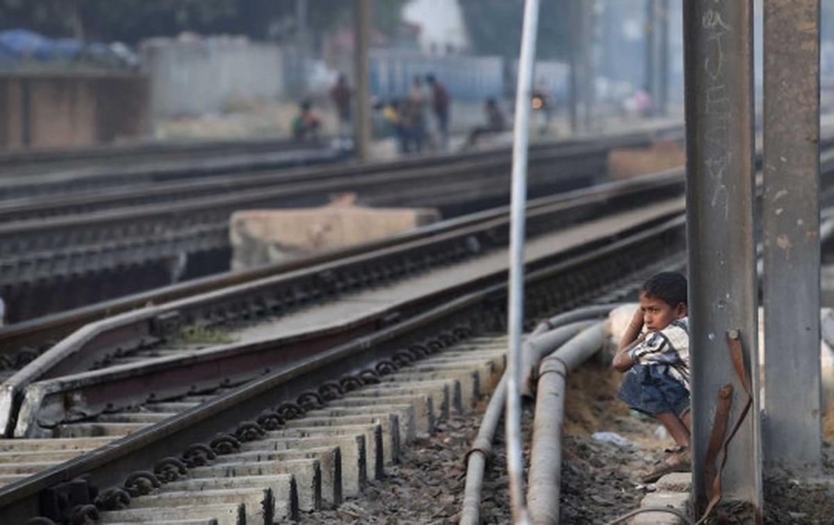 Minim sanitasi, warga India nekat buang air besar di pinggir rel