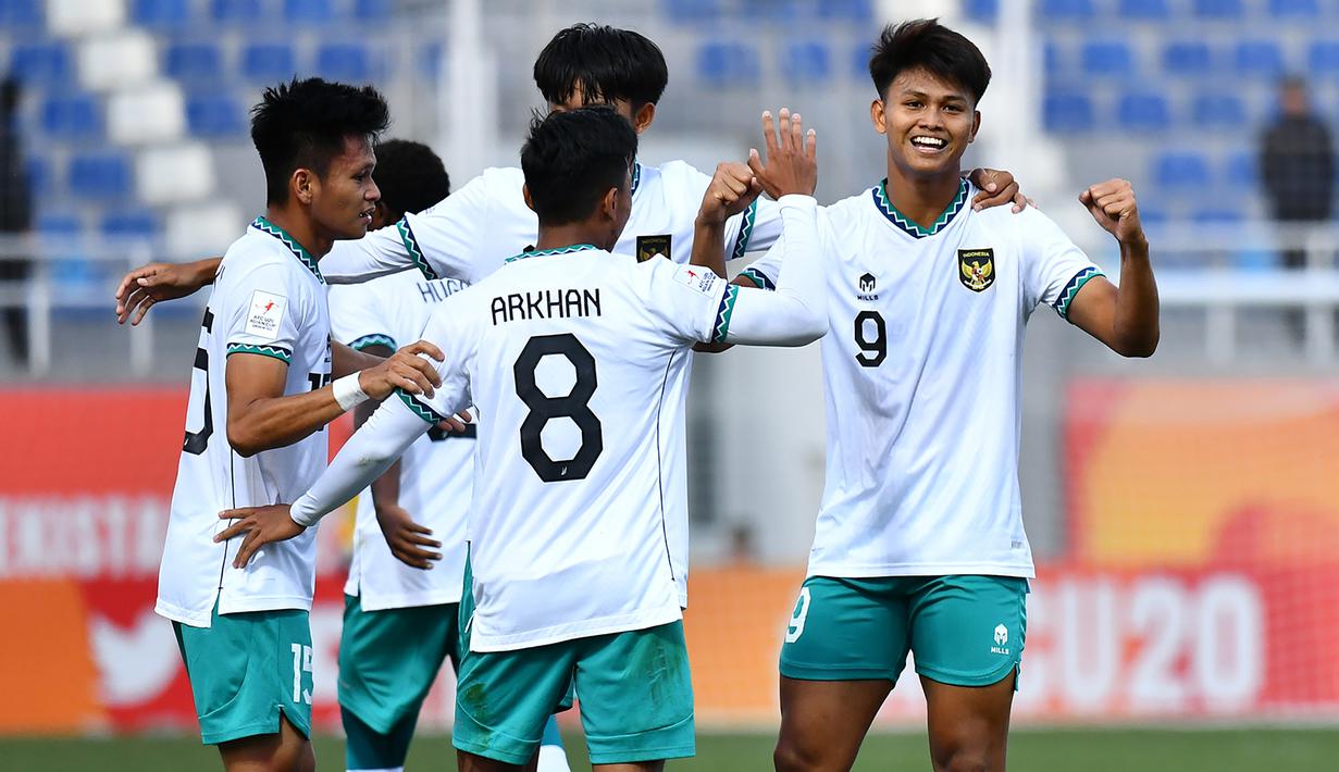 Timnas Indonesia U-20 maraih hasil positif pada laga keduanya di Piala Asia U-20 2023 setelah mampu menekuk Suriah U-20 dengan skor tipis 1-0 di Lokomotiv Stadium, Tashkent, Uzbekistan, Sabtu (4/3/2023). Gol tunggal Garuda Muda yang kembali menghidupkan peluang untuk lolos dari fase Grup A dicetak oleh Hokky Caraka lewat sepakan keras melengkung kaki kiri pada menit ke-35. (AFC/Adam Aidil)