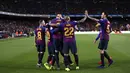 Para pemain Barcelona merayakan gol yang dicetak oleh Gerard Pique ke gawang Rayo Vallecano pada laga La Liga di Stadion Camp Nou, Sabtu (9/3). Barcelona menang 3-1 atas Rayo Vallecano. (AP/Manu Fernandez)