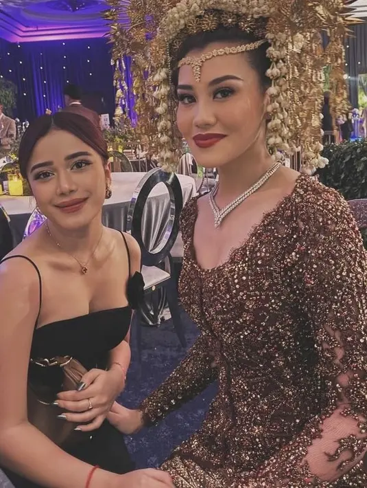 Brisia Jodie hadir mengenakan spaghetti strap hitam dress hitam. Ia pun membawa mini bag coklatnya. Ia pun mengenakan akseosir kalung dan antinya. [@brisiajodie96]