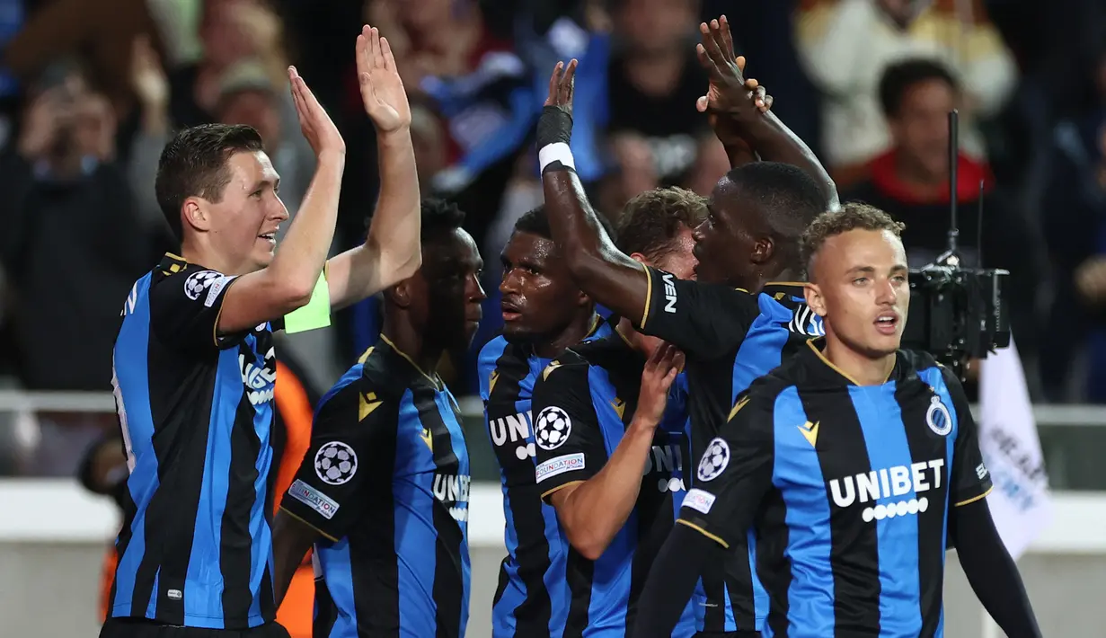 Fokus menyerang, PSG justru kebobolan pada menit ke-27. Hans Vanaken berhasil menaklukkan Keylor Navas usai menerima umpan Eduard Sobol. Brugge 1, PSG 1. (Foto: AFP/Kenzo Tribouillard)