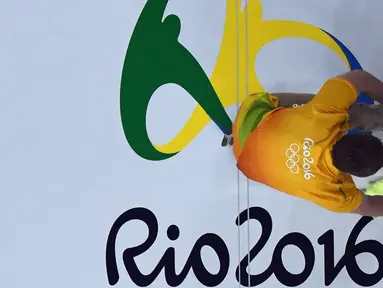 Seorang relawan mengelap lapangan basket sebelum dimulainya pertandingan cabang bola basket putra Grup B Olimpiade 2016 antara Argentina dan Kroasia di Rio de Janeiro, 9 Agustus 2016. (AFP PHOTO/Andrej Isakovic)