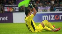Dimas Galih Pratama, kiper Persik, mengalami kejang otot saat menghadapi Bhayangkara FC di Stadion Brawijaya, Kediri (6/3/2020). (Bola.com/Gatot Susetyo)