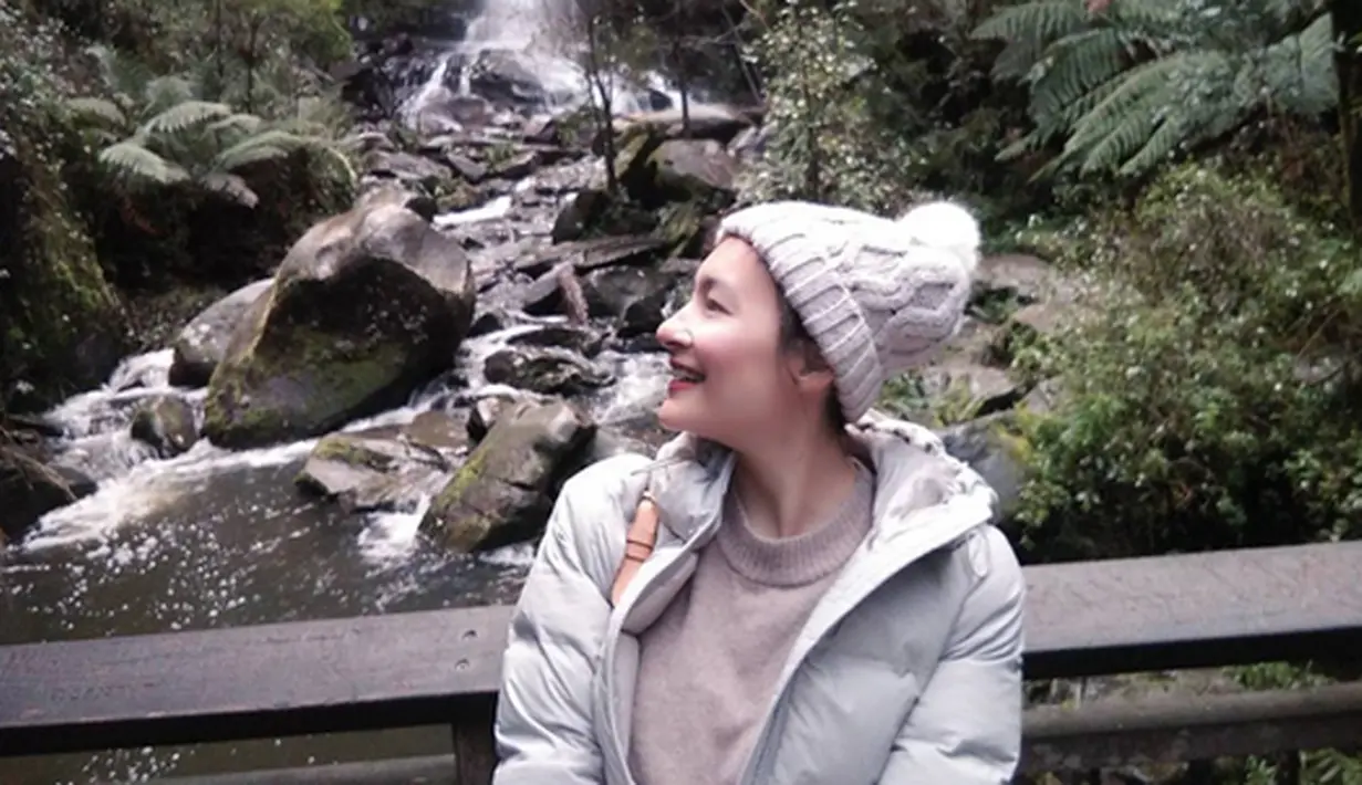 "kok keliatan kalo dewi rezer yg selingkuh...bkn gag boleh sie foto ama temen tapii ya ngeliat dr gelagat ngepost sie yaa...maaf saya hanya melihat dr sudut pandang manusia biasa...semoga saja salah.." tulis akun luhsophia23. (Instagram/rezerdewi)