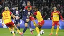 Penyerang Paris Saint-Germain (PSG) Kylian Mbappe mencetak gol pembuka timnya ke gawang Lens pada pekan ke-31 Ligue 1 musim 2022/2023 di Stadion Parc des Princes, Minggu (16/4/2023) dini hari WIB. (AP Photo/Michel Euler)