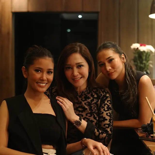 7 Potret Persahabatan Mey Chan dan Titi Rajo Bintang yang seperti Kakak Adik