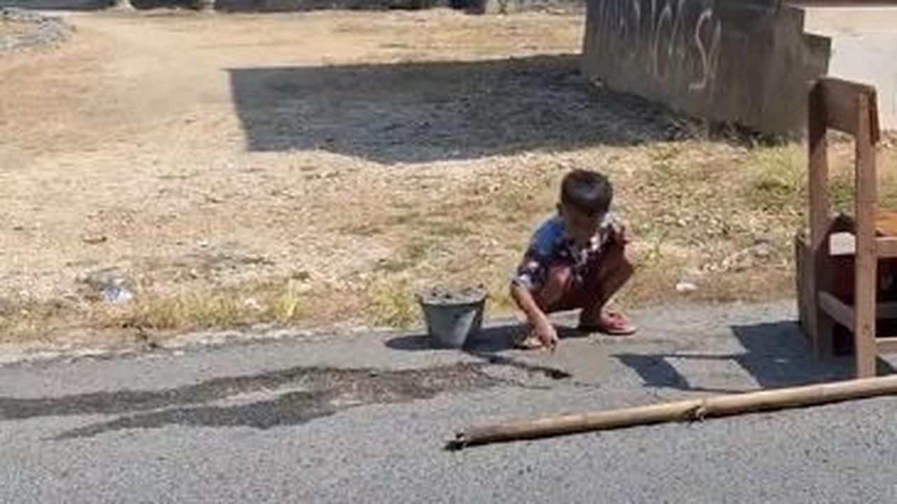 "kaget tiba-tiba ngeaspal jalan😭" tulis akun tersebut setelah menemukan seorang anak mengaspal jalan.