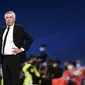 Pelatih Real Madrid, Carlo Ancelotti menyaksikan pemainnya bertanding melawan Sheriff pada pertandingan grup D Liga Champions di stadion Bernabeu di Madrid, Spanyol, Rabu (29/9/2021). Sheriff menang atas tuan rumah Real Madrid 1-2. (AP Photo/Jose Breton)