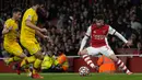 Penyerang Arsenal, Gabriel Martinelli mengontrol bola dari kawalan dua pemain Crystal Palace pada pertandingan lanjutan Liga Inggris di Stadion Emirates, London, Selasa (19/10/2021). Arsenal bermain imbang atas Crystal Palace 2-2. (AP Photo/Alastair Grant)