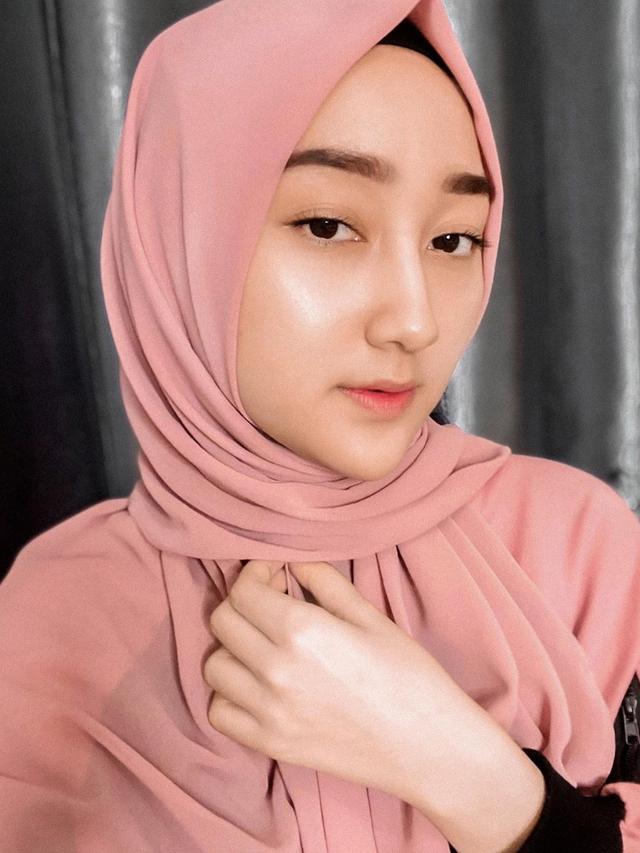 7 Gaya Sandrina IMB Pakai Hijab Ini Cantiknya Curi Perhatian